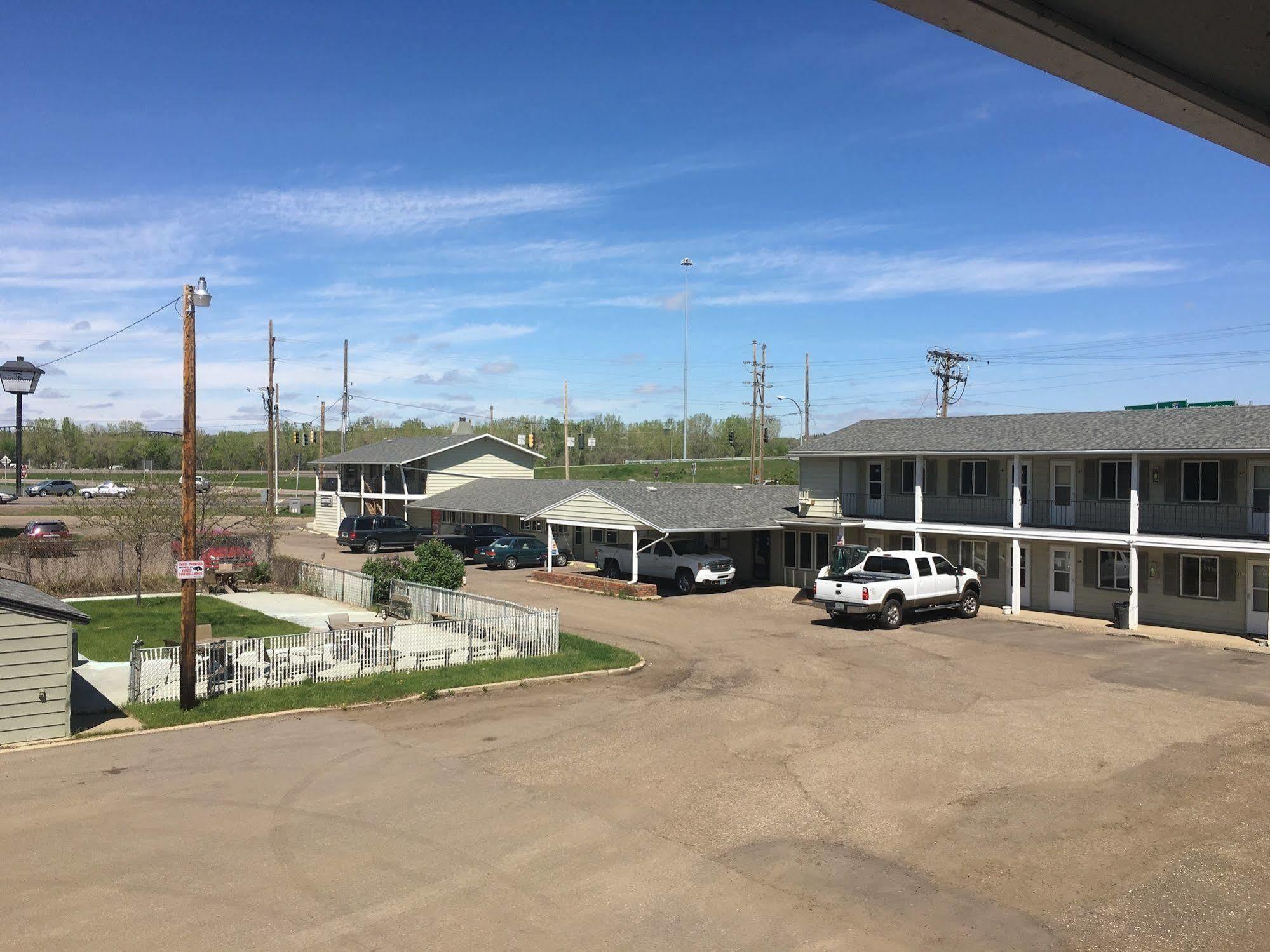 Colonial Motel And Rv Park Mandan Luaran gambar
