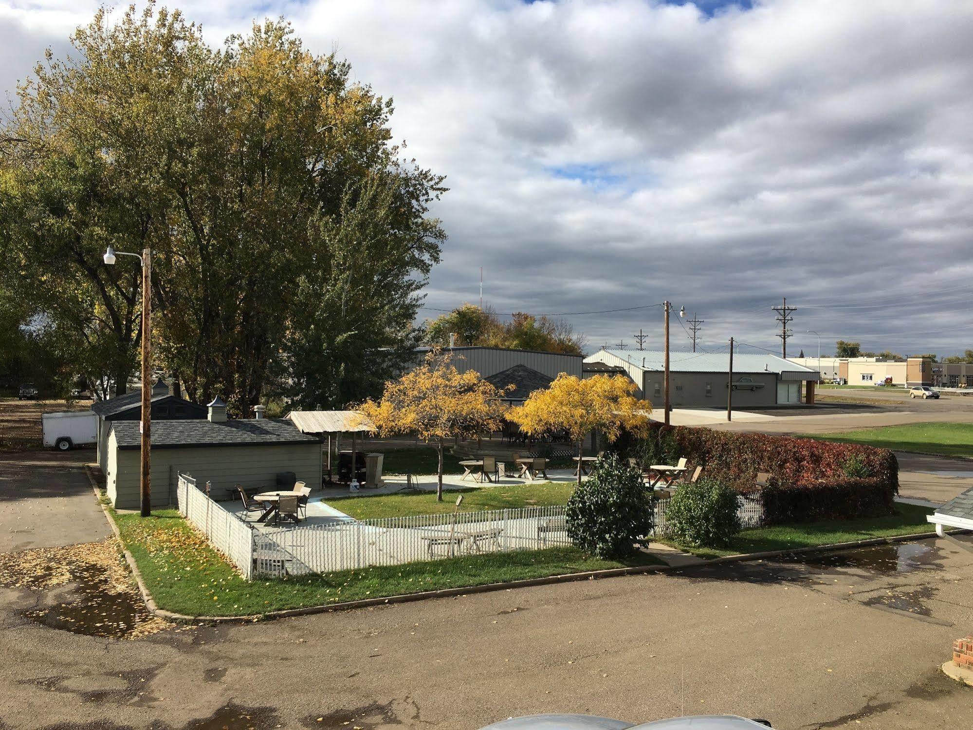 Colonial Motel And Rv Park Mandan Luaran gambar
