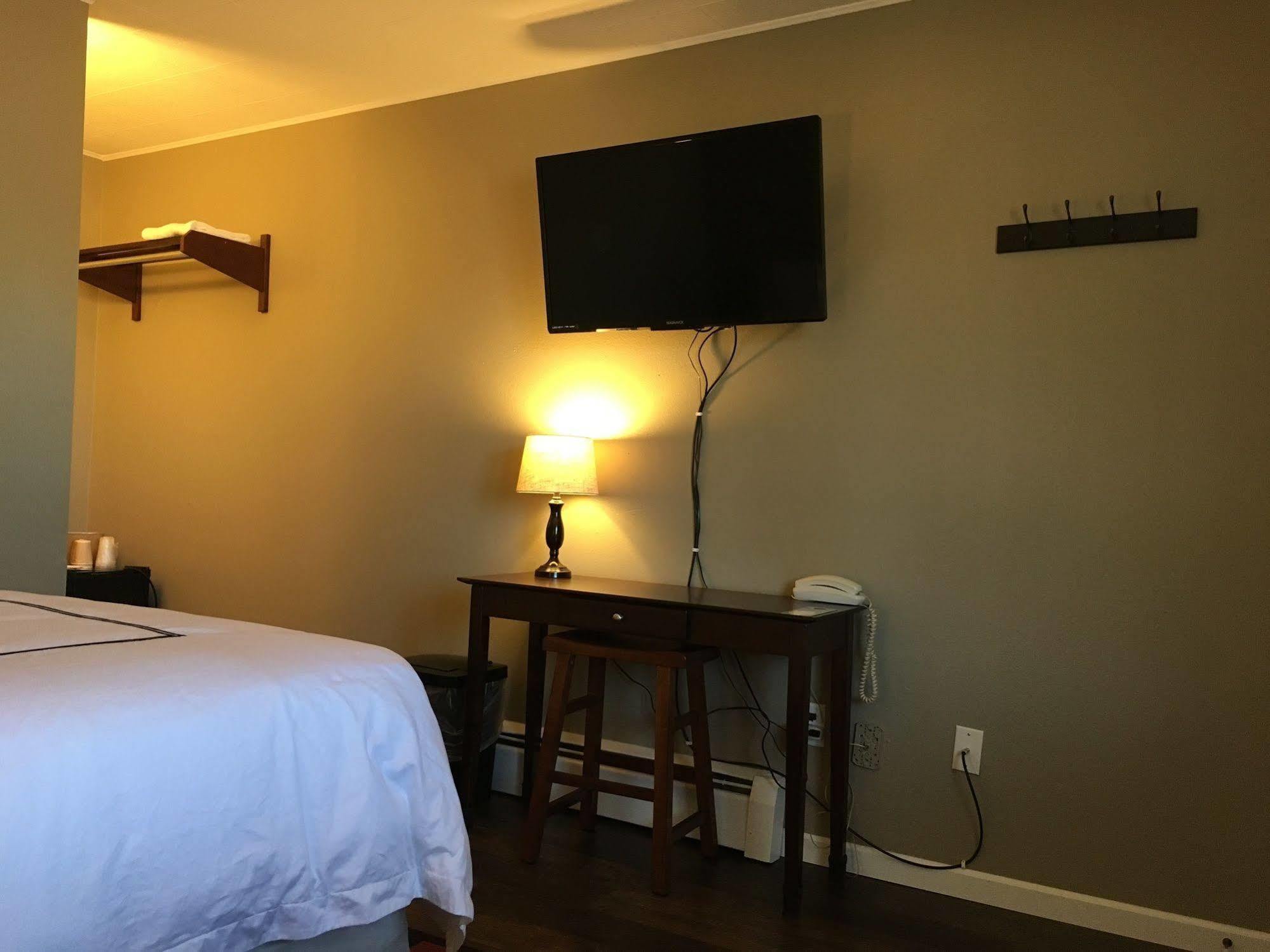 Colonial Motel And Rv Park Mandan Luaran gambar