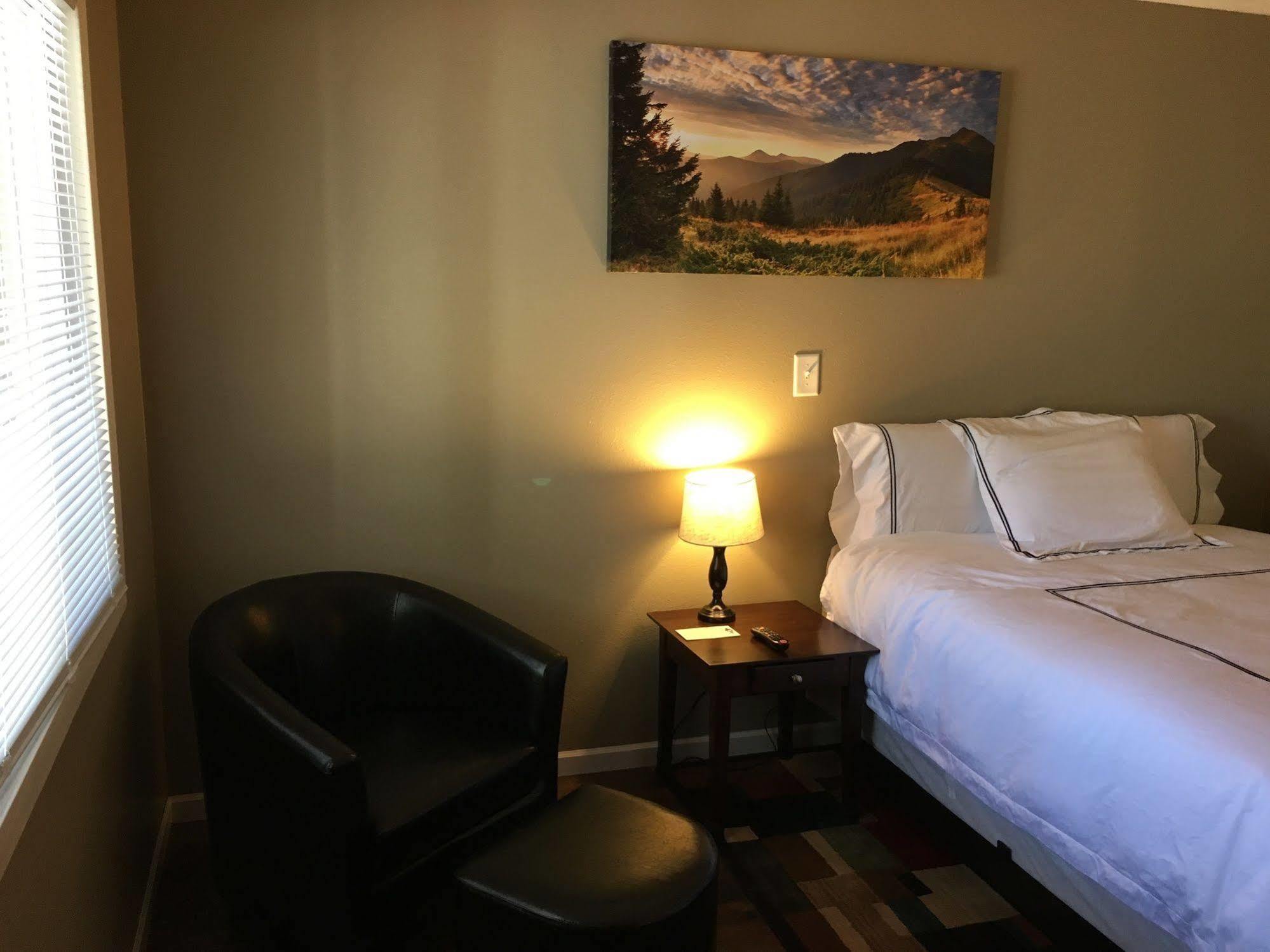 Colonial Motel And Rv Park Mandan Luaran gambar