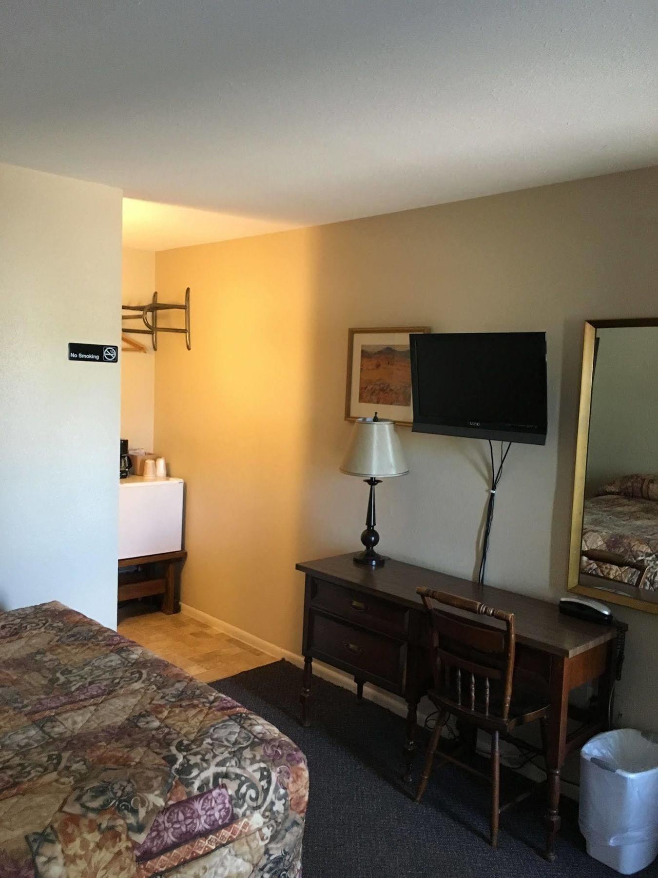 Colonial Motel And Rv Park Mandan Luaran gambar