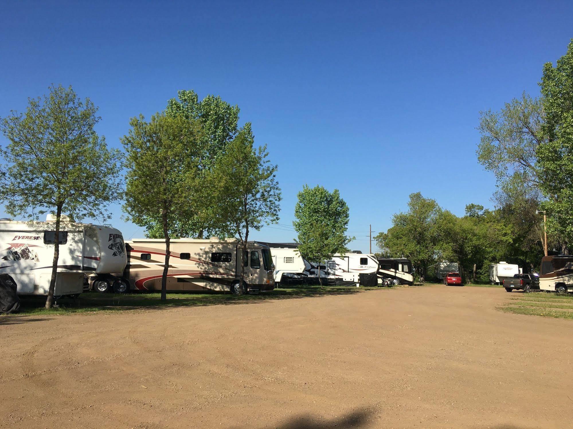 Colonial Motel And Rv Park Mandan Luaran gambar
