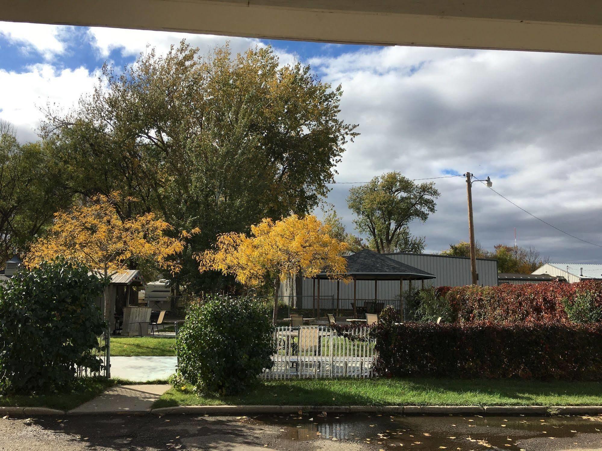 Colonial Motel And Rv Park Mandan Luaran gambar